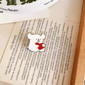 Lindo pin de perrito de dibujos animados con corazón rojo y bordes dorados - Perro blanco sosteniendo un corazón