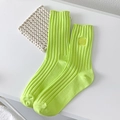 Chaussettes en coton côtelé vert citron avec logo brodé carré sur surface blanche - Taille unique / Vert Fluorescent