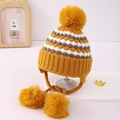 Detalle de gorro de punto de invierno para bebé con orejeras y pompones amarillos - 3-8 Años / Amarillo