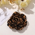Pasador de pelo y broche de flor camelia en tela con estampado de leopardo marrón - Amarillo Tierra