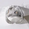 Minimalistischer breiter Ring mit Hammerschlag-Struktur und silbernem Finish für Damen - Einheitsgröße/Verstellbar / Silber
