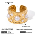 Detalle del anillo martillado bañado en oro de 18k con perla y dimensiones - Anillo Abierto de Perla Dorada (JDRW2409012)