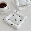 Dettaglio del sottobicchiere in cotone trapuntato con fiocchi e isolamento termico - Sottobicchiere Fiocco Dolce / Nero