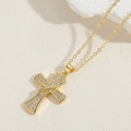 Dettaglio della collana con ciondolo a croce dorata e zirconi bianchi su catena a O - Croce In Zircone Bianco