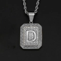 Collier argenté avec pendentif carré, lettre D sertie et motif de bordure grecque - Lettre D en acier / Pendentif Uniquement