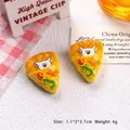 Dettaglio di 2 ciondoli mini in resina a forma di crepe con orsetti per decorazioni DIY - Crepe di Cane