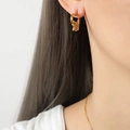 Orecchini a fiore a forma di cuore dorato indossati per un look elegante e sobrio - Orecchini d'oro