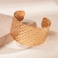 Onregelmatige brede gouden manchetarmband met geweven textuur en minimalistisch open design - Gouden geweven vierkante stijl