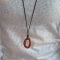 Collier minimaliste avec pendentif ovale terre cuite et cordon noir sur t-shirt blanc - 39# Collier-Café