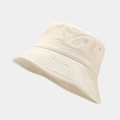Detalle de gorro de pescador beige con costuras reforzadas y ojales metálicos de algodón - M (56-58cm) / Blanco Roto