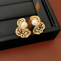 Dettaglio macro di orecchini a filigrana dorati con perla bianca e zirconi lucidi - Ago in Argento - Oro (Placcato Oro Vero)
