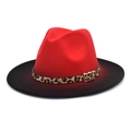 Dettaglio del cappello fedora sfumato rosso e nero con fascia leopardata e fibbia dorata - M (56-58cm) / Rosso + Nero