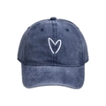 Detailaufnahme der weißen Herzstickerei auf der marineblauen gewaschenen Denim-Kappe - Navyblau - Herz Baseballkappe