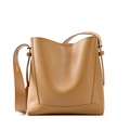 Minimalistische khakifarbene Beuteltasche aus Leder mit breitem Schultergurt - Salzkhaki