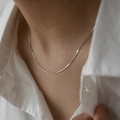 Minimalistische zilveren slangenketting voor dames gedragen met wit overhemd - 40+5cm / Zilver