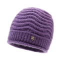 Berretto in maglia viola con trama soffice e ciondolo a quadrifoglio dorato - Taglia unica / Viola