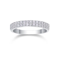 Makroaufnahme des silbernen Breitrands mit doppelten Reihen brillanter Pavé-Moissanite - US 7 / Zweireihiger Pave-Set-Stil (R13506) mit GRA-Zertifikat / Silber