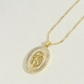 Detailopname van gouden MOM-hanger met zirkonia en moeder-kind embleem voor Moederdag - Ovale MOM Hanger (MOMXL2995)