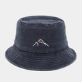 Nahaufnahme der Bergsonnenuntergang-Stickerei auf verwaschenem Denim-Anglerhut mit Ösen - M (56-58cm) / Marineblau