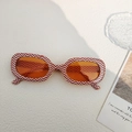 Retro-Sonnenbrille mit rot-weiß gewelltem Rahmen und orangefarbenen Gläsern - Wellenrahmen Orange Gläser