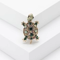 Spilla vintage a tartaruga con pietre verdi e strass colorati su base dorata - Verde