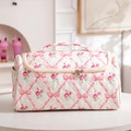 Detailansicht der gesteppten Kosmetiktasche mit rosa Rosen- und Schleifenmuster - Rosa Rose