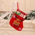Calza di Natale rossa con renna, fiocco a quadri e campanellino appesa all'albero - Alce