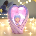Luce notturna cuore ali d'angelo viola con statuetta di ragazza anime che dorme - Cuore dell'Angelo Viola (0621-4) / Manuale a manovella / Viola