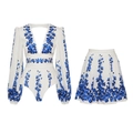 Ensemble de plage floral 2 pièces avec haut à manches longues col V et jupe à taille haute - S / Haut Et Bas / Ensemble Maillot Une Pièce & Jupe / Blanc avec fleurs bleues