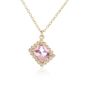 Dettaglio della collana placcata oro 18K con gemma rosa quadrata e halo di zirconi - Rosa