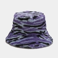 Cappello da pescatore in ecopelliccia con strisce zebrate viola, blu e nere e texture morbida - M (56-58cm) / Viola