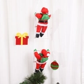 Dettaglio di due Babbo Natale di peluche che salgono una scala di corda bianca decorativa - Scala 2 Persone (Babbo Natale 30cm)