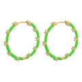 Detailweergave van grote vergulde oorringen met neongroen emaille en micro-gezette zirkoniasteentjes - Goud Groen