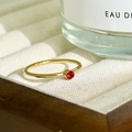 Minimalistischer Ring aus 18K vergoldetem Edelstahl mit rundem rotem Geburtsstein - US 7 / Juli - Rot