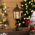 Farol navideño vintage de bronce con escena de muñeco de nieve y cálido efecto bokeh - Muñeco de Nieve