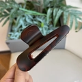 Dettaglio di un grande fermaglio per capelli a tartaruga con design a triangolo - Rosso Marrone Opaco