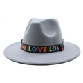 Détail de la broderie LOVE sur ruban noir d'un chapeau fedora en feutre gris à bord large - Gris clair