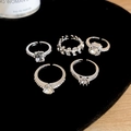 Detalle del juego de 5 anillos ajustables plateados con circonitas en terciopelo - Anillos abiertos de plata (6#) / Plata (Juego de 5 piezas)