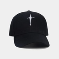 Dettaglio di un cappello da baseball nero in cotone con ricamo a stella bianca sulla corona - Regolabile / Nero