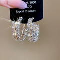 Détail de créoles dorées avec trois rangées de zircons étincelants de taille carrée - Tige de Boucle d'Oreille en Argent Sterling 925 - Or - Grand