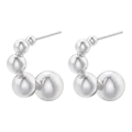 Dettaglio di orecchini argentati con perle metalliche lucide graduate in un design a C - Perle Sfumate Forma a C / Perle Tonde Platino
