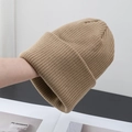 Dettaglio del berretto in maglia a coste kaki con trama elastica e risvolto ampio - Taglia Unica/Elastico / Cachi