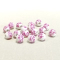 Vue détaillée de perles en céramique blanche de 10mm avec motifs floraux violets - 10mm / Petite Fleur de Prunier Rose Clair