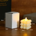 Detalle de vela LED de cubo de 5x5x7cm con su caja de embalaje de regalo blanca a juego - Estilo Cubo de Burbujas / Blanco Crema