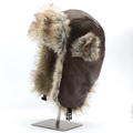 Dettaglio del cappello da aviatore in ecopelle con spessa fodera in ecopelliccia e fibbia nera - XL (58-60cm) / Cappello Trapper / Caffè Chiaro