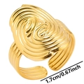 Detailansicht goldener Spiralring mit 1,7 cm Durchmesser Maßangabe auf Weiß - Gold