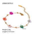 Vista detallada de la pulsera de cinco flores de colores con medidas y cierre de mosquetón - Pulsera de flores de colores