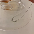 Dettaglio della collana in acciaio al titanio argento con perle sfaccettate su piatto - Argento (Perline Sfaccettate)
