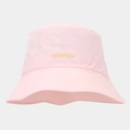 Dettaglio del cappello a secchiello rosa impermeabile con ricamo giallo GOOD DAY e texture - Rosa