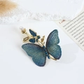 Squisita spilla a farfalla blu con ali ricamate, strass e una perla bianca elegante - Blu / Grande / Farfalla Ricamata